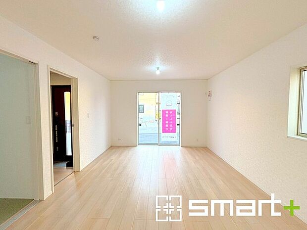 〜穏やかな陽の入るＬＤＫ〜 ・大きな窓のあるＬＤＫは陽当りも良好で明るい空間となっております。 ・ご家族団らんなど過ごす時間の多いＬＤＫが明るいのは嬉しいポイントですね。 