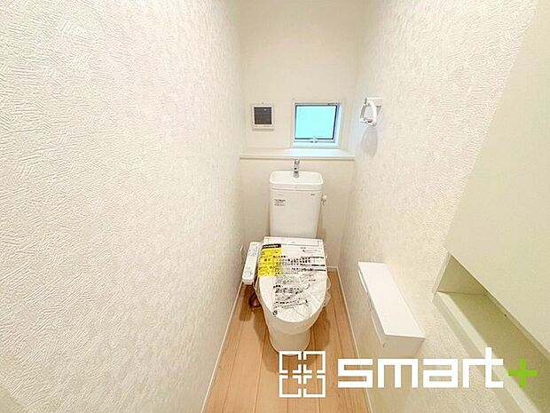 〜窓付きの明るいトイレ〜 ・使用後や掃除の際に窓を開ければ、外からの新鮮な空気を取り込み素早く換気ができます。 ・埋め込み収納付きでストックや掃除用具もスッキリ片付きますね。