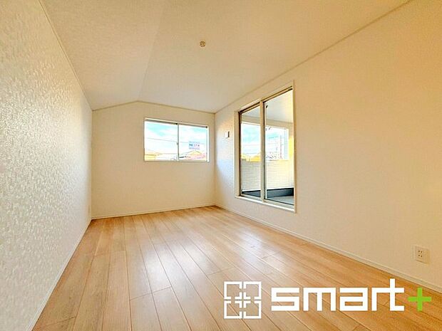 〜バルコニーに面した洋室〜 ・バルコニー側の大きな窓から穏やかな陽が差し込む明るい洋室はゆとりある広さの7.7帖。 ・ご夫婦やご兄弟でもゆったりとお過ごしいただけます。 