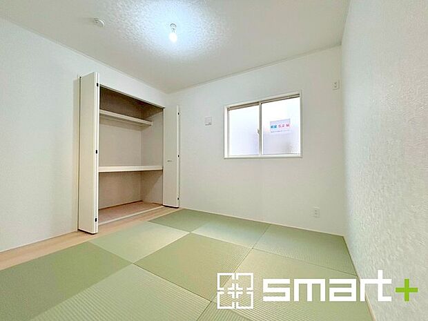 〜リビング横の和室〜 ・リビング横には開放感をプラスしてくれる和室付。モダンな洋風タイプでオシャレ感アップ。 ・お子様のプレイルームやお昼寝など、用途様々にお使いいただけます。 