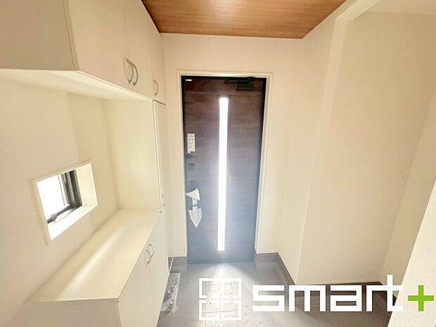 ~穏やかな陽の入る玄関~ ・玄関ドアのガラス部分に加えてシューズボックスの間に窓を設ける事で穏やかな陽の入る玄関に。 ・ご家族やご来客を明るい空間で出迎えてくれます。