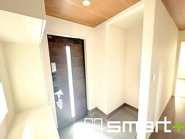 ~余裕の広さの玄関~ ・玄関スペースを大きく取る事でご帰宅された際の開放感が違います。 ・お客様を出迎える顔にもなる玄関、この広さは魅力的ですね。ぜひ現地でご体感くださいませ。