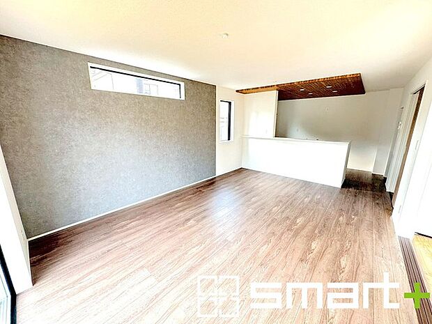 〜穏やかな陽の入るＬＤＫ〜 ・大きな窓のあるＬＤＫは陽当りも良好で明るい空間となっております。 ・ご家族団らんなど過ごす時間の多いＬＤＫが明るいのは嬉しいポイントですね。 