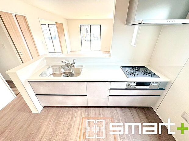 〜人気のカウンターキッチン〜 ・キッチンには余計な柱が無いので、リビングが見渡せ開放感のある造りとなっております。 ・蛇口には浄水器が内蔵されるなど機能面でも優れたキッチンです。 