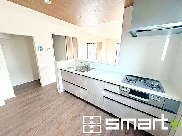 ~使い勝手の良いシステムキッチン~ ・料理がしやすい設計のキッチンでお料理もはかどりますね。 ・もちろんキッチン下部は収納になっておりますので、フライパンなども収納可能です。