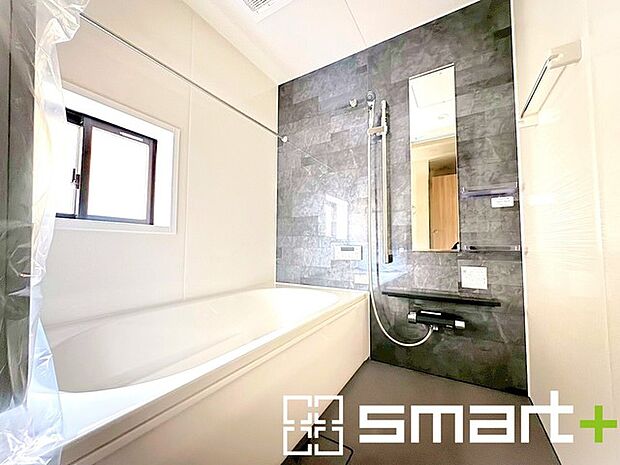 〜浴室乾燥機付きの浴室〜 ・浴室には乾燥機が付いているので雨の日でも洗濯物を干すことが可能です。 ・水はけの良い床材など機能面も充実。マイクロバブルなどオプションもご相談くださいませ。 