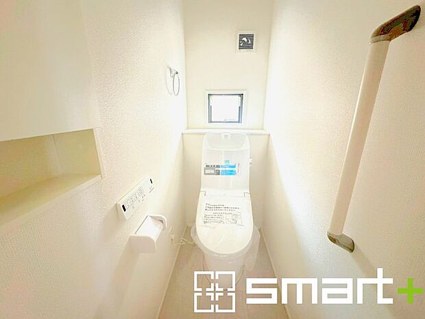 ~やはり便利なタンク式トイレ~ ・最近はタンクレストイレもございますが、タンク式の場合は停電時もお水を流すことが可能。 ・故障時なども比較的費用が安くなるなど、メリットが多くなります。