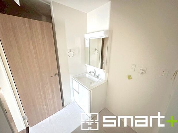 ~人気の三面鏡を採用~ ・洗面台は三面鏡仕様なので鏡の角度を変える事で頭の後ろの方までご確認可能です。 ・鏡の裏が収納になっておりますので、洗面台周りもスッキリと片付きます。