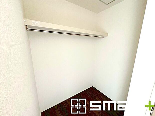 〜憧れのウォークインクローゼット〜 ・居室にウォークインを設ける事で季節ものや趣味の用具などもスッキリと収納可能です。 ・ぜひ現地でその便利さをご体感くださいませ。 