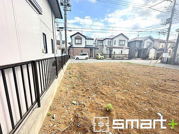 〜閑静な住宅街の立地〜 ・周辺は閑静な住宅街となっておりますので、静かな暮らしをご実現いただけます。 ・前面道路の交通量も多くないので、小さなお子様がいるご家庭でもご安心ですね。