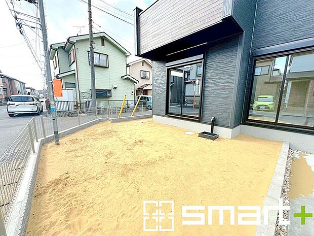 ~お庭もある余裕の敷地~ ・広々した敷地にはお庭もご用意。お庭があるだけで余裕を感じますね。 ・防草シートや人工芝の敷設などのオプションもお気軽にご相談くださいませ。