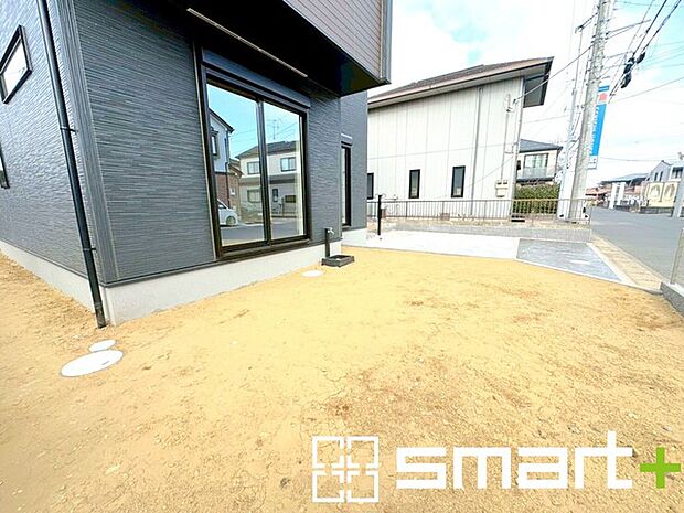 〜閑静な住宅街の立地〜 ・周辺は閑静な住宅街となっておりますので、静かな暮らしをご実現いただけます。 ・前面道路の交通量も多くないので、小さなお子様がいるご家庭でもご安心ですね。 