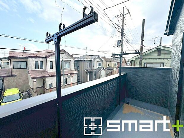 ~洗濯物も干しやすいバルコニー~ ・バルコニーには物干し竿受けが標準装備されております。 ・テラス屋根等のオプションもお気軽にご相談くださいませ。