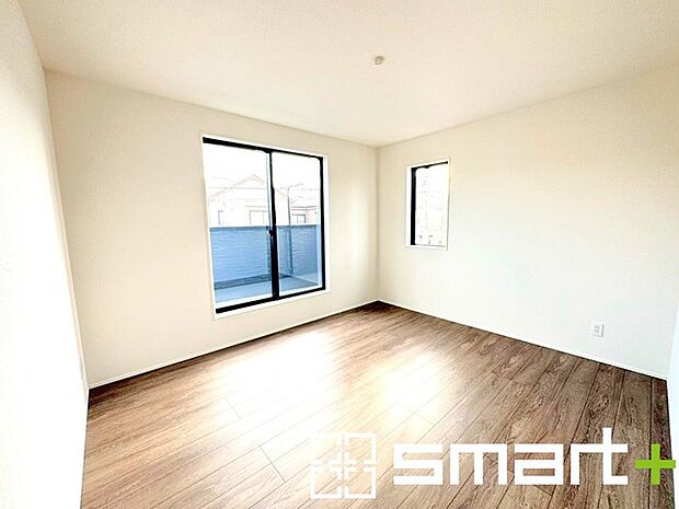 〜2面採光の明るいお部屋〜 ・洋室は2面採光とする事で穏やかな陽の入る明るい空間となっております。 ・くつろぎのプライベート時間を明るい空間で穏やかにお過ごしいただけます。 