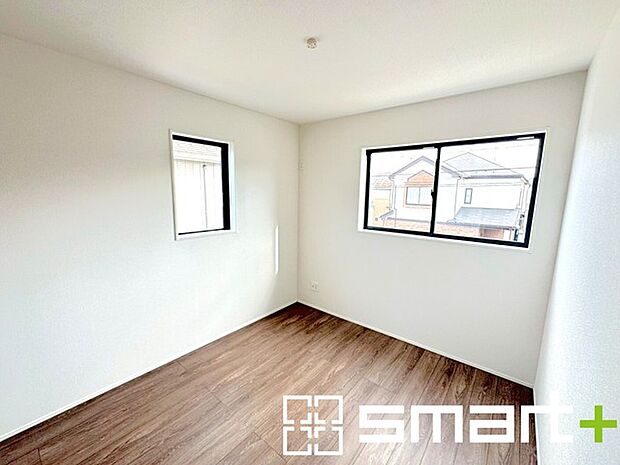 ~自然な風合いの洋室~ ・ナチュラルな色彩で纏められた洋室は家具のコーディネートもしやすくなっております。 ・どんな家具にするか考えるだけでも楽しくなってきますね。