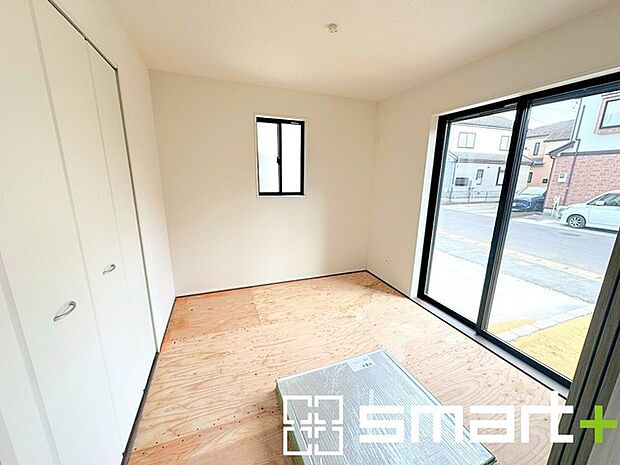 〜使い勝手の良い「和洋室」〜 ・畳敷きに建具は洋風、というハイブリッド型の「和洋室」。和室と洋室の良い所を組み合わせたお部屋です。 ・やはり畳の香りは心が落ち着きますね。 