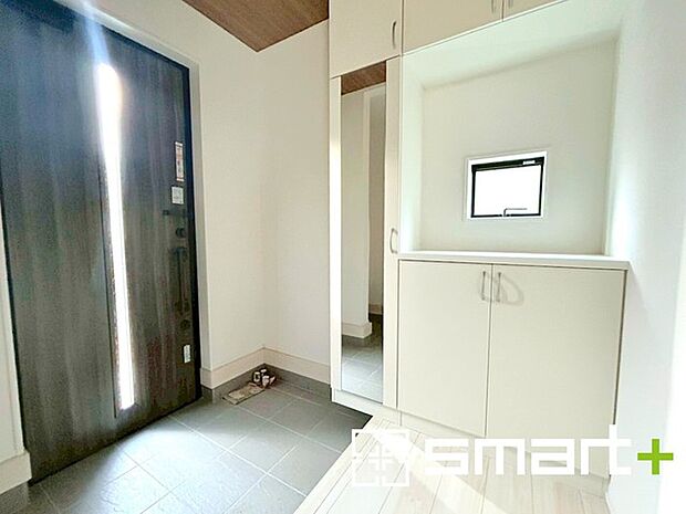 ~お出かけ前の身だしなみも~ ・シューズボックスに姿見をご用意。 ・朝の忙しい時間もお出かけ前にパっと服装をご確認いただけます。