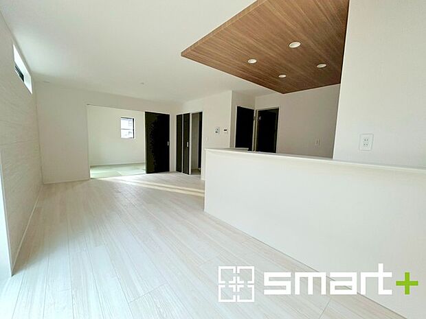 ~穏やかな陽の入るLDK~ ・大きな窓のあるLDKは陽当りも良好で明るい空間となっております。 ・ご家族団らんなど過ごす時間の多いLDKが明るいのは嬉しいポイントですね。