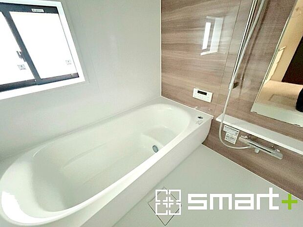 ~浴室乾燥機付きの浴室~ ・浴室には乾燥機が付いているので雨の日でも洗濯物を干すことが可能です。 ・水はけの良い床材など機能面も充実。マイクロバブルなどオプションもご相談くださいませ。