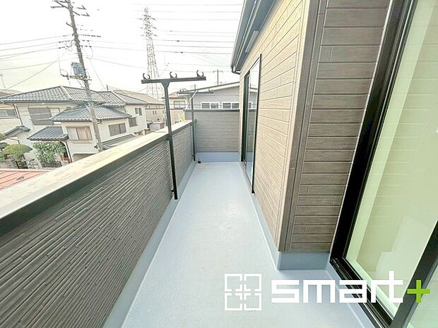 ~洗濯物も干しやすいバルコニー~ ・バルコニーには物干し竿受けが標準装備されております。 ・テラス屋根等のオプションもお気軽にご相談くださいませ。