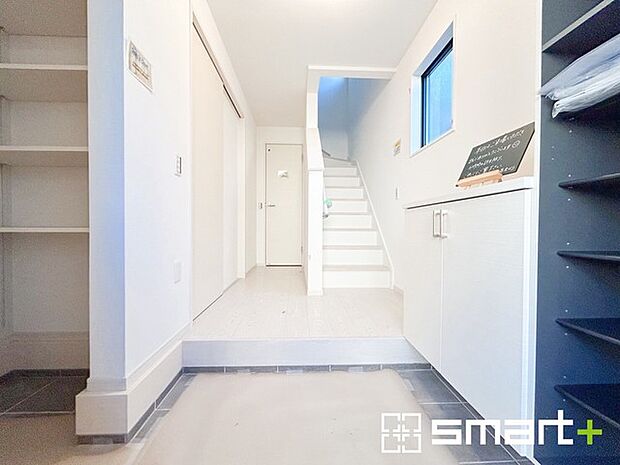 ~十分な容量のシューズボックス~ ・備え付けのシューズボックスは充分な容量を確保。 ・より大型のものへのご変更などご希望の方もお気軽にご相談くださいませ。