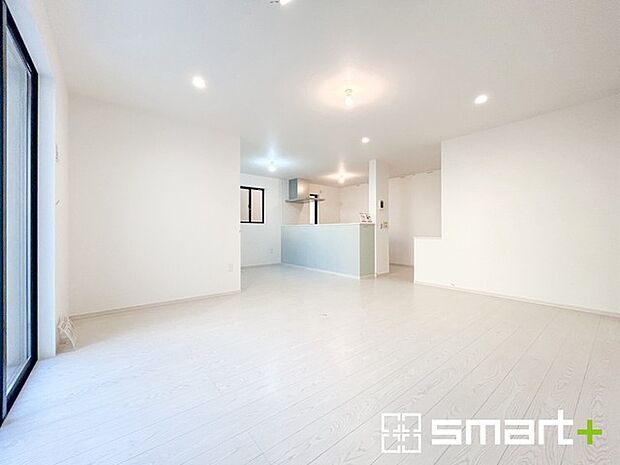 ~余裕の空間が広がるLDK~ ・18.2帖あるLDKはご家族団らんのお時間を余裕の広さで演出してくれます。 ・ご内覧の際は家具の配置などもイメージしながらご覧くださいませ。