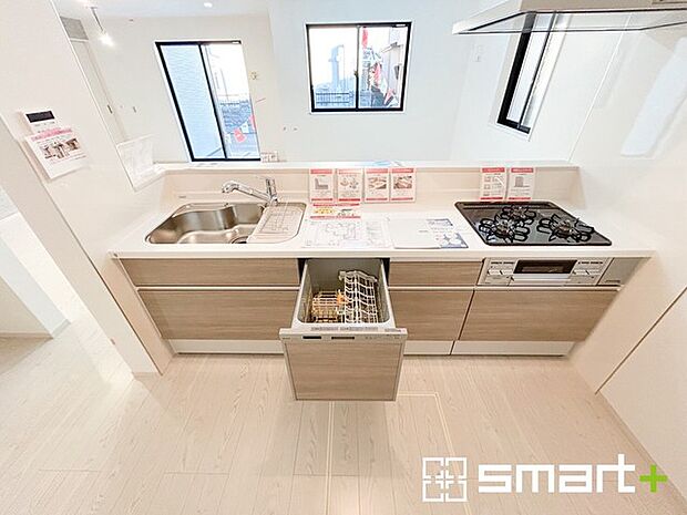 〜食器洗浄機を標準装備〜 ・キッチンにはビルトインタイプの食器洗浄機を標準装備。 ・家事にかける時間を削減でき、「自分時間」を増やすことができる嬉しいアイテムです。 