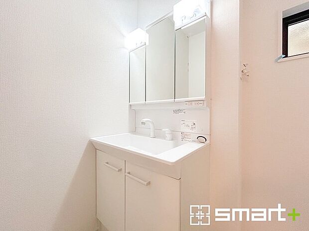 ~人気の三面鏡を採用~ ・洗面台は三面鏡仕様なので鏡の角度を変える事で頭の後ろの方までご確認可能です。 ・鏡の裏が収納になっておりますので、洗面台周りもスッキリと片付きます。