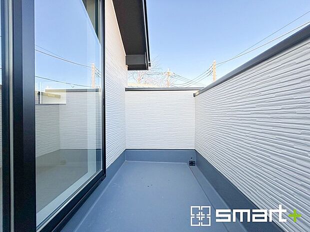 ~洗濯物も干しやすいバルコニー~ ・バルコニーには物干し竿受けが標準装備されております。 ・テラス屋根等のオプションもお気軽にご相談くださいませ。