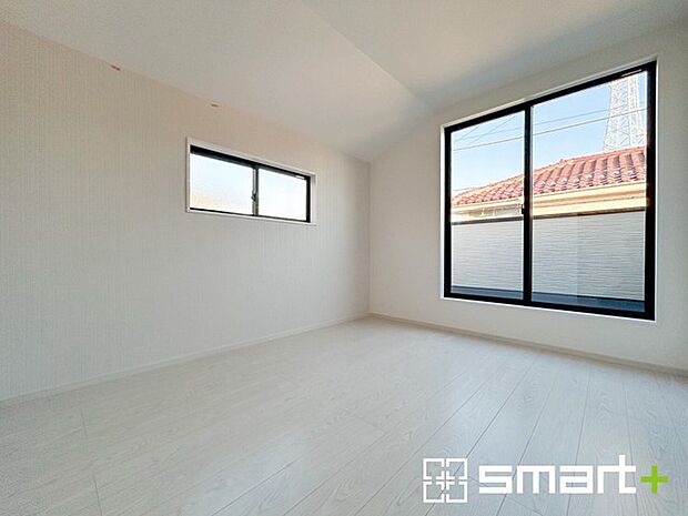 ~2面採光の明るいお部屋~ ・洋室は2面採光とする事で穏やかな陽の入る明るい空間となっております。 ・くつろぎのプライベート時間を明るい空間で穏やかにお過ごしいただけます。