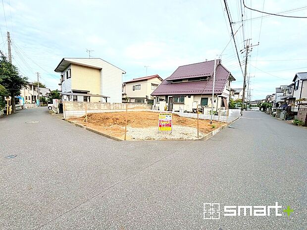 〜開放感ある角地のお住まい〜 ・2方向が空く事で開放感のある角地に位置しております。 ・窮屈な感じが無く、ゆったりと暮らせるこの魅力をぜひ現地でご体感くださいませ。 