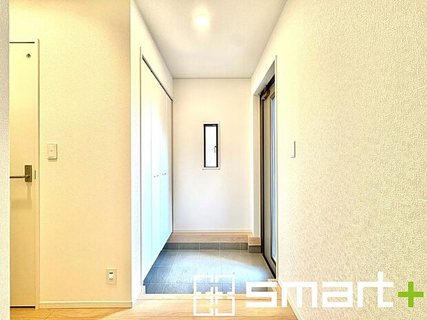 〜十分な容量のシューズボックス〜 ・備え付けのシューズボックスは充分な容量を確保。 ・より大型のものへのご変更などご希望の方もお気軽にご相談くださいませ。 