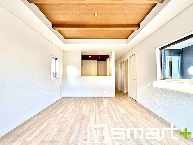 〜穏やかな陽の入るＬＤＫ〜 ・大きな窓のあるＬＤＫは陽当りも良好で明るい空間となっております。 ・ご家族団らんなど過ごす時間の多いＬＤＫが明るいのは嬉しいポイントですね。 