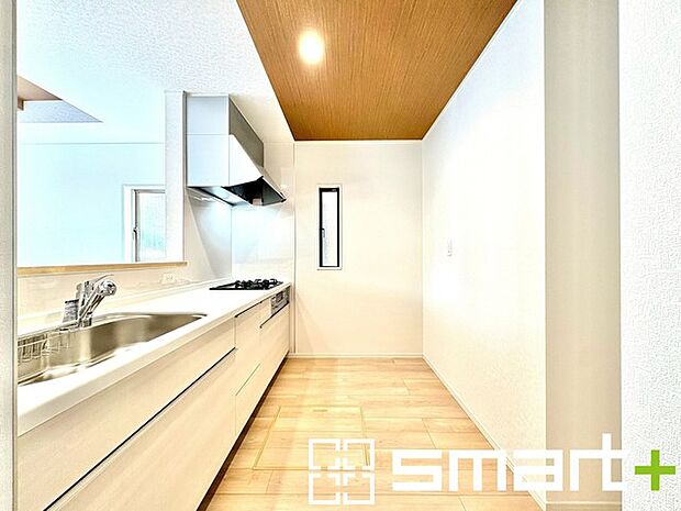 〜使い勝手の良いシステムキッチン〜 ・料理がしやすい設計のキッチンでお料理もはかどりますね。 ・もちろんキッチン下部は収納になっておりますので、フライパンなども収納可能です。 