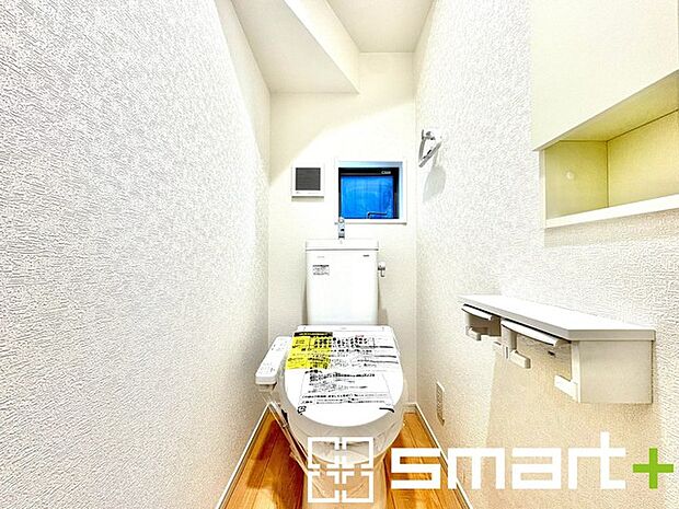 〜埋め込み式の収納〜 ・トイレットペーパーを収納できる埋め込み式のトイレ収納。 ・床に置かなくて済むので掃除も楽々です。 