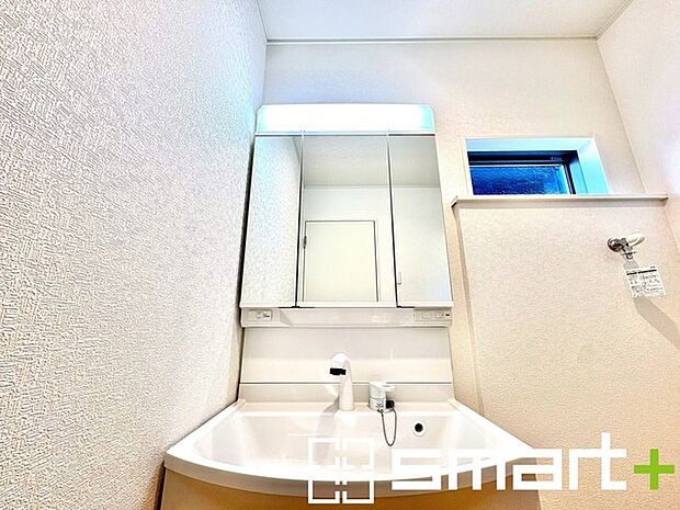 〜シャワー付き洗面台を採用〜 ・洗面台の蛇口がホースで伸びシャワーとしてご利用可能。 ・朝の寝ぐせ直しなどにシャワーを使いたい時、洗面台の掃除をする際にも便利にお使いいただけますよ。 