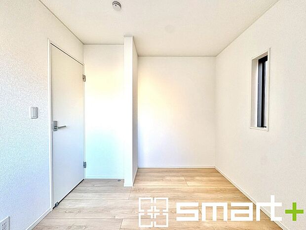 〜広々した「納戸」をご用意〜 ・本来の用途である収納としてはもちろん、テレワークスペースとしてもご利用可能な納戸をご用意。 ・広さの感覚など、ぜひ現地でご体感くださいませ。 