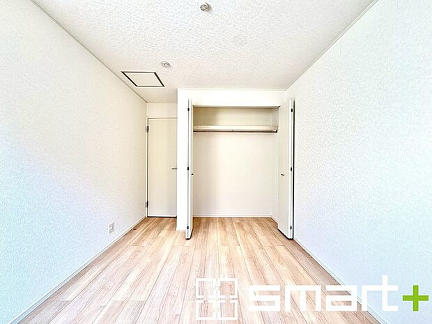 〜自然な風合いの洋室〜 ・ナチュラルな色彩で纏められた洋室は家具のコーディネートもしやすくなっております。 ・どんな家具にするか考えるだけでも楽しくなってきますね。 