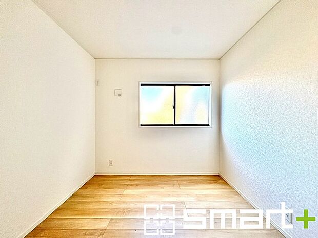 〜オプション施行もお任せください〜 ・フローリングの変色など劣化を軽減し、水をこぼした場合などにも防いでくれるフロアコーテイングが人気となっております。 ・オプション施行もお任せください。 