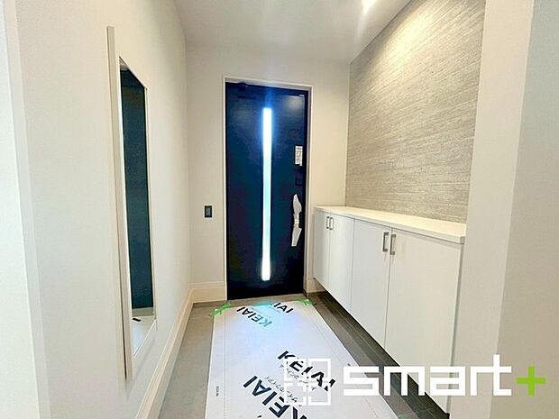 〜穏やかな陽が入る玄関〜 ・玄関ドアにガラス部分を設ける事で穏やかな陽の入る玄関になります。 ・備え付けのシューズボックスはたっぷりしまえて玄関がスッキリ片付きますね。 