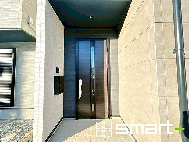 〜デザイン性に優れた玄関〜 ・モダンなデザインの玄関ドアを採用する事でお住まいの「顔」の印象が大きく変わります。 ・毎日帰宅した際に嬉しくなる仕様です。 
