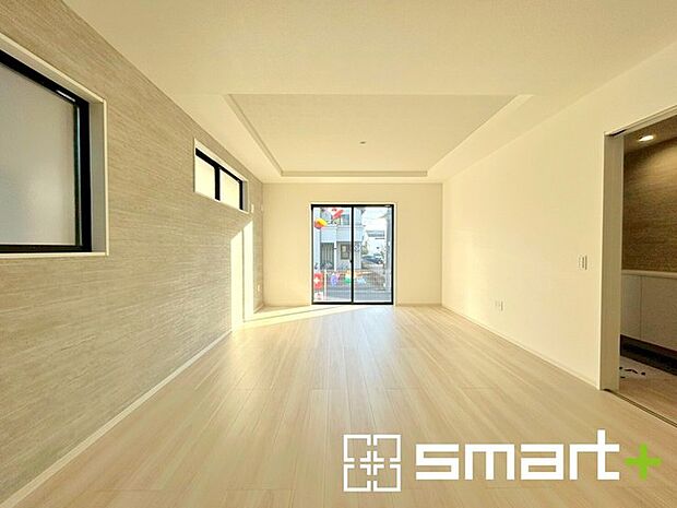 〜穏やかな陽の入るＬＤＫ〜 ・大きな窓のあるＬＤＫは陽当りも良好で明るい空間となっております。 ・ご家族団らんなど過ごす時間の多いＬＤＫが明るいのは嬉しいポイントですね。 