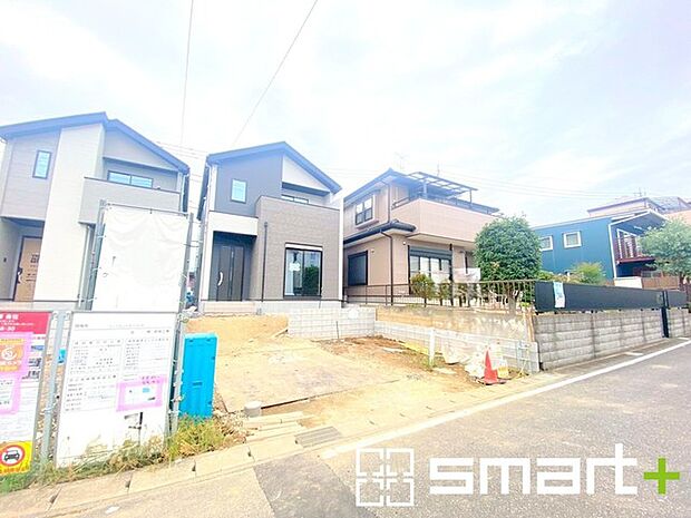 〜閑静な住宅街の立地〜 ・周辺は閑静な住宅街となっておりますので、静かな暮らしをご実現いただけます。 ・前面道路の交通量も多くないので、小さなお子様がいるご家庭でもご安心ですね。 