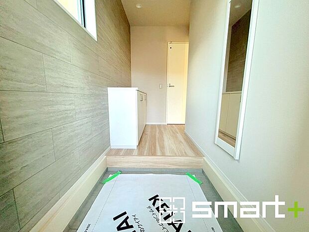 〜明るい玄関〜 ・圧迫感がなくスッキリ広々とした印象の玄関。 ・備え付けのシューズボックスはたっぷりしまえて玄関スッキリ。