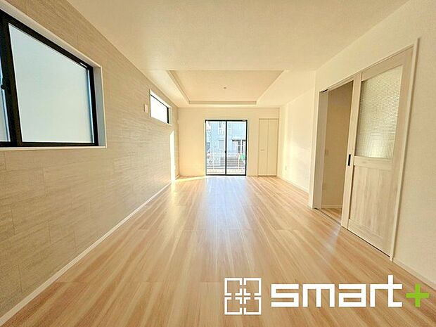 〜穏やかな陽の入るＬＤＫ〜 ・大きな窓のあるＬＤＫは陽当りも良好で明るい空間となっております。 ・ご家族団らんなど過ごす時間の多いＬＤＫが明るいのは嬉しいポイントですね。 