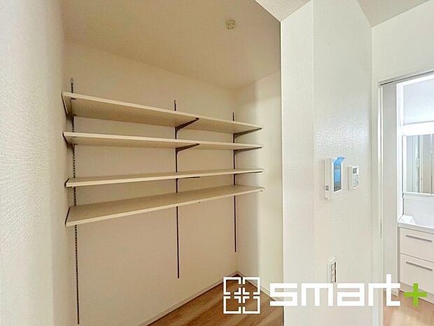 〜パントリーのあるお住まい〜 ・キッチン横にパントリー（食糧庫）をご用意。買い溜めした食材などはもちろん、ティッシュなどの置場としてもご利用いただけます。 ・ぜひ現地でご確認くださいませ。 