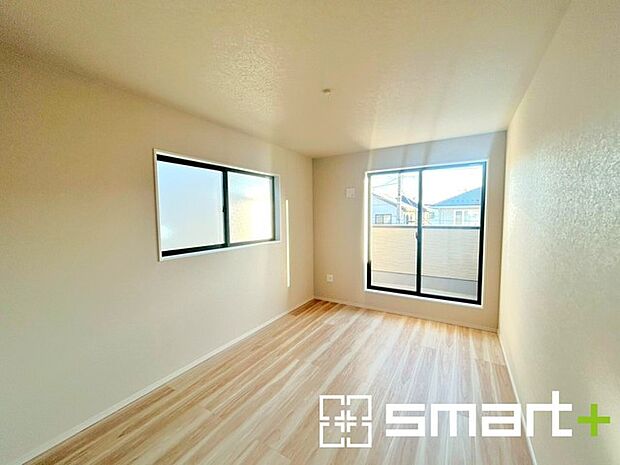 〜バルコニーに面した洋室〜 ・バルコニー側の大きな窓から穏やかな陽が差し込む明るい洋室はウォークインクローゼット付。 ・ゆとりある広さでご夫婦やご兄弟でもゆったりお過ごしいただけます。