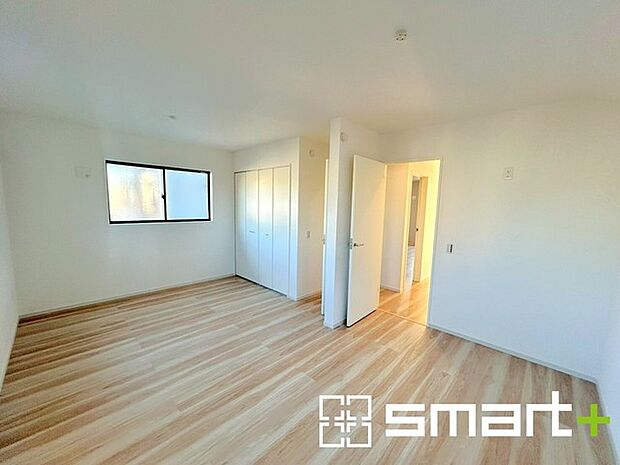 〜間仕切対応で2部屋に〜 ・2階洋室10.2帖は将来こども部屋として1部屋を2部屋にできるフレキシブルルームです。 ・収納スペースも付いているので整理整頓しやすく、生活空間が広がりますね。