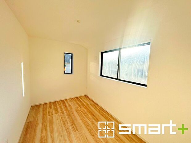 〜2面採光の明るいお部屋〜 ・洋室は2面採光とする事で穏やかな陽の入る明るい空間となっております。 ・くつろぎのプライベート時間を明るい空間で穏やかにお過ごしいただけます。 