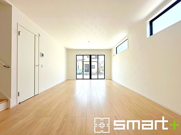 〜穏やかな陽の入るＬＤＫ〜 ・大きな窓のあるＬＤＫは陽当りも良好で明るい空間となっております。 ・ご家族団らんなど過ごす時間の多いＬＤＫが明るいのは嬉しいポイントですね。 